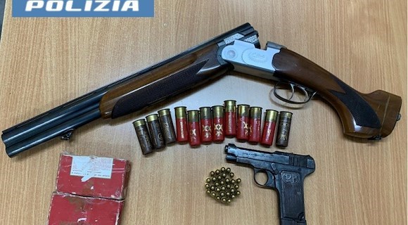 Minaccia la moglie con la pistola, poi aggredisce gli agenti: 32enne arrestato a Castel Volturno 