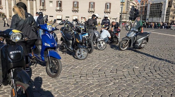 Napoli, sicurezza stradale e contrasto all'illegalità: scattano sanzioni in piazza Plebiscito, via Toledo e in Galleria