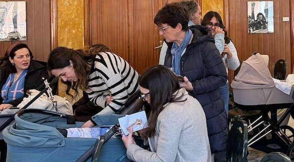 Piano di Sorrento, il benvenuto ai nuovi nati nel 2025: la cerimonia in Comune con i piccoli e le famiglie