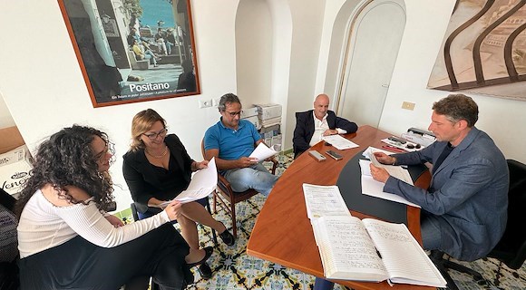 Positano investe nel sociale: progetti per anziani e studenti e offerta di biglietti gratuiti per il trasporto pubblico locale