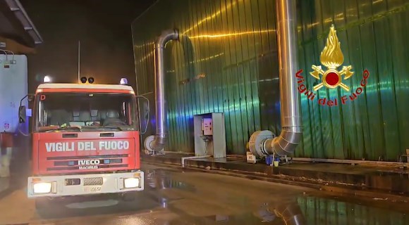 Vasto incendio nel deposito di "Salerno Pulita": intervengono i vigili del fuoco 