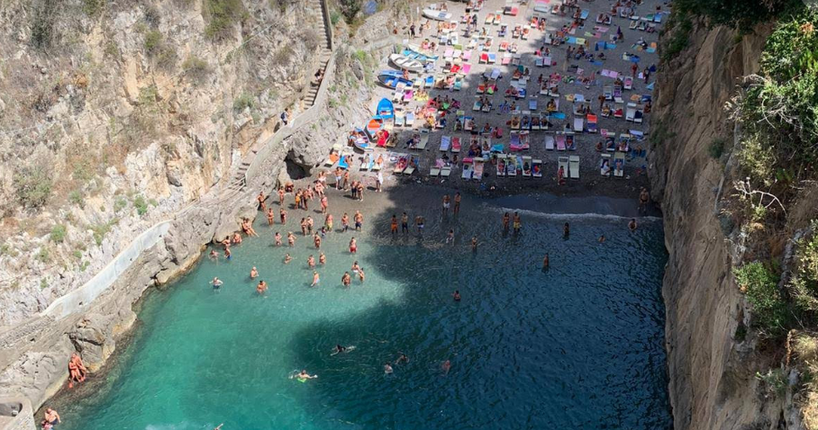 Positano Notizie Fiordo Di Furore Si Tuffa Dalla Strada E Finisce Male In Acqua Turista In