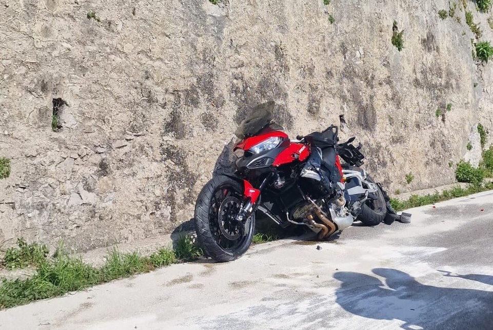 Positano Notizie Incidente Sulla Statale Amalfitana Scontro Tra Due Moto