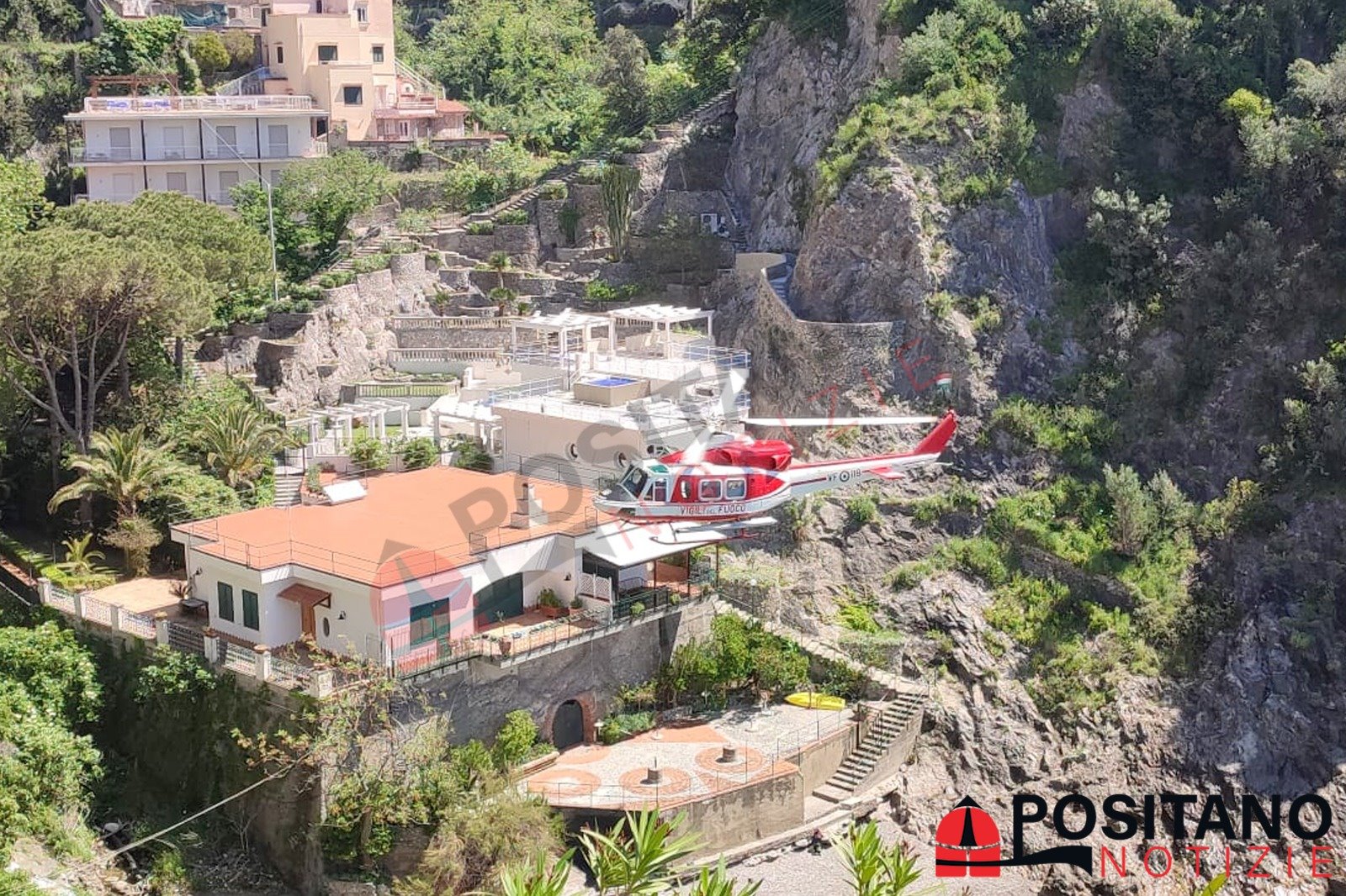 Positano Notizie Maiori Perde L Equilibrio E Cade Nel Giardino Sottostante Uomo In Ospedale