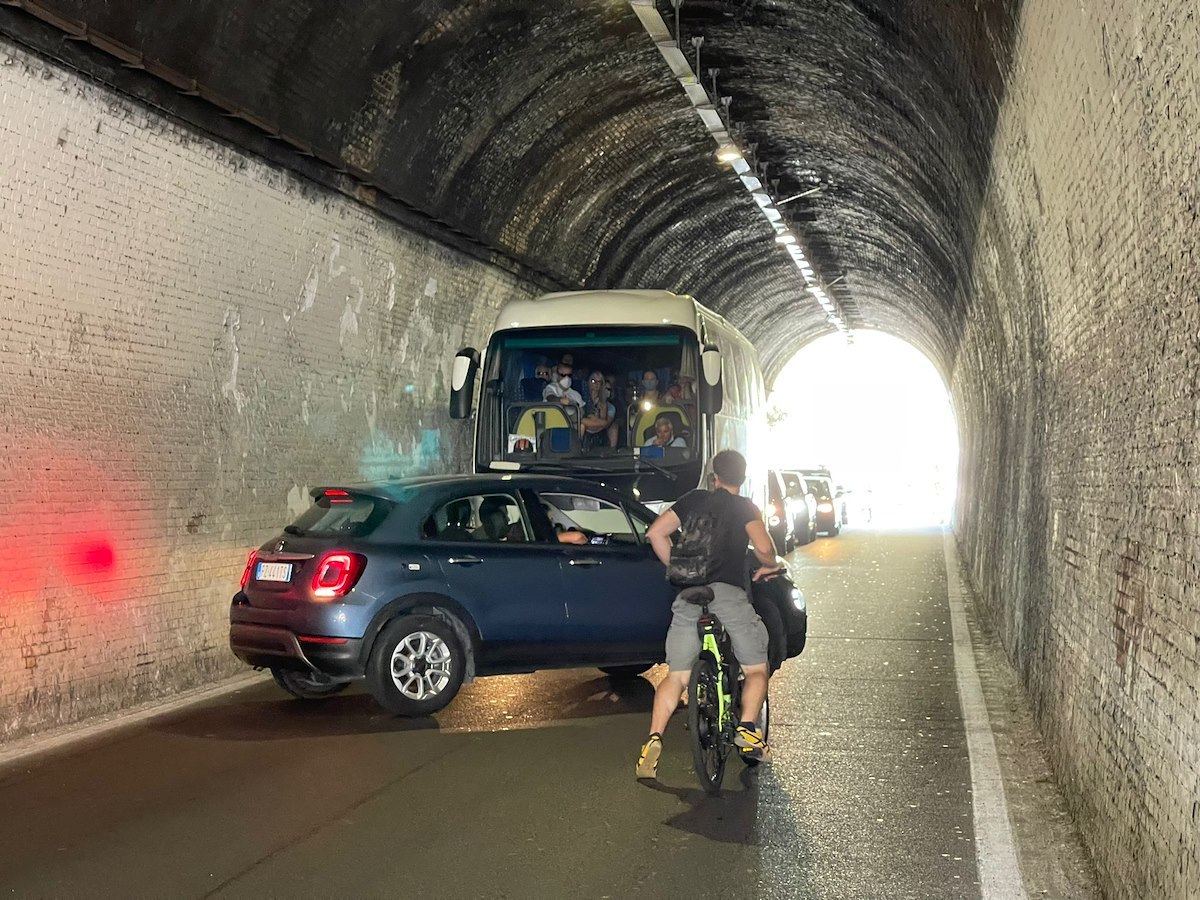 Positano Notizie Costiera Amalfitana Nella Morsa Del Traffico Lunghe File Di Auto Ad Atrani