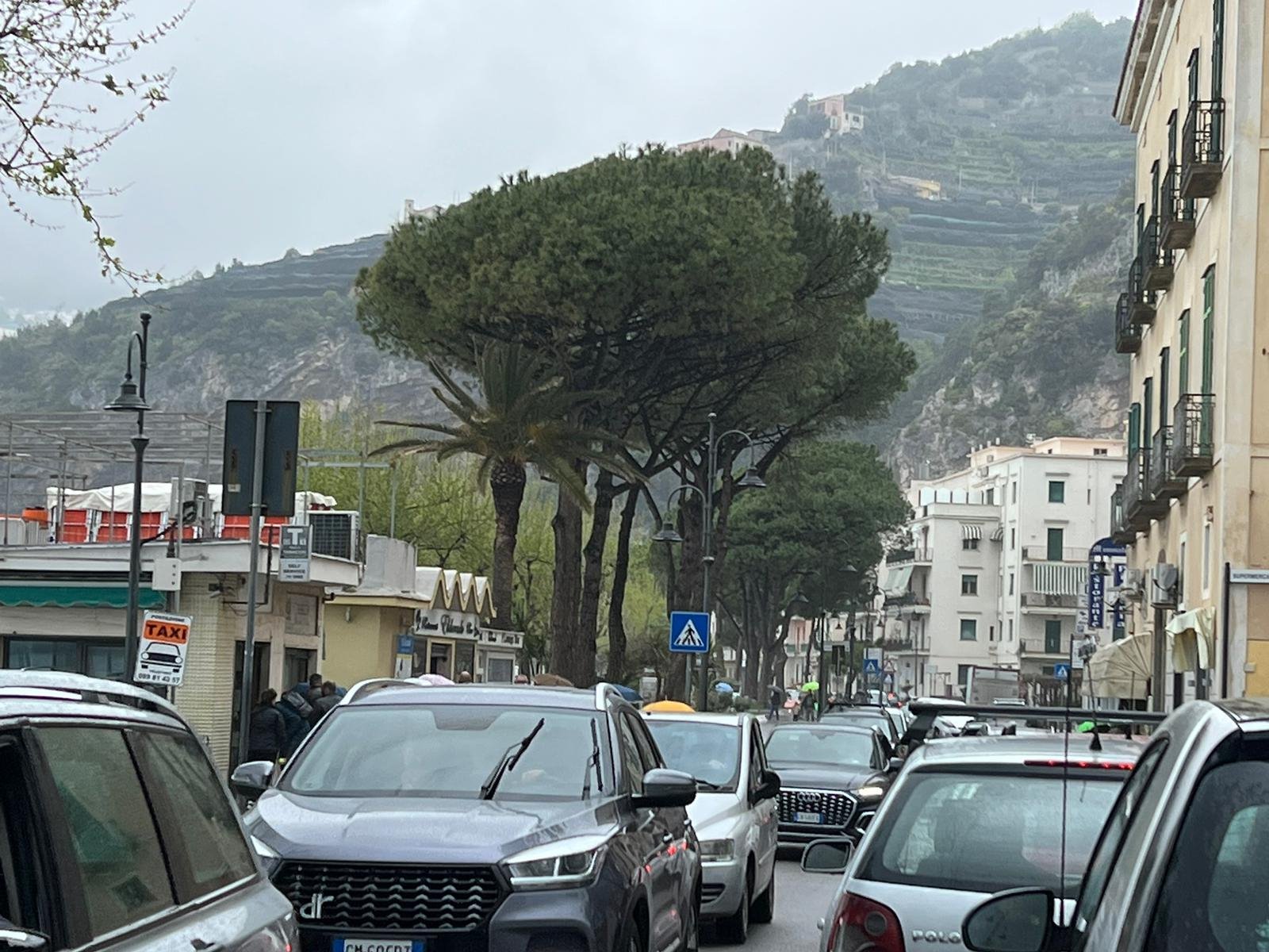 Positano Notizie - La Costiera Amalfitana Nella Morsa Del Traffico ...